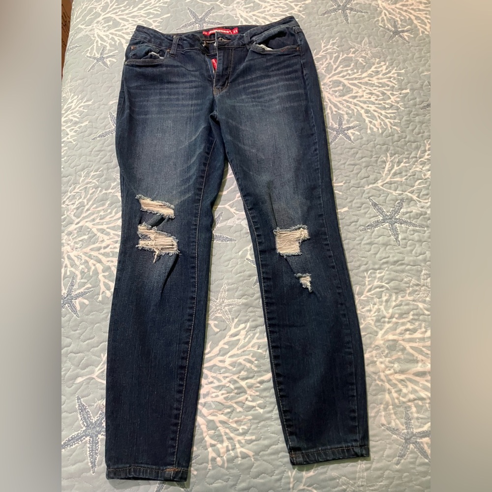 Dollhouse woman size 30/29 distressed legging jeans